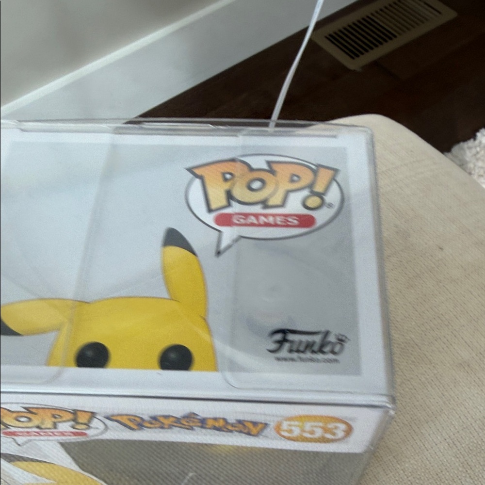 Funko Pokémon Pikachu #553 Pop! - Picture 2 of 5